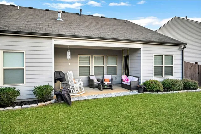 a view of a house with backyard and porch