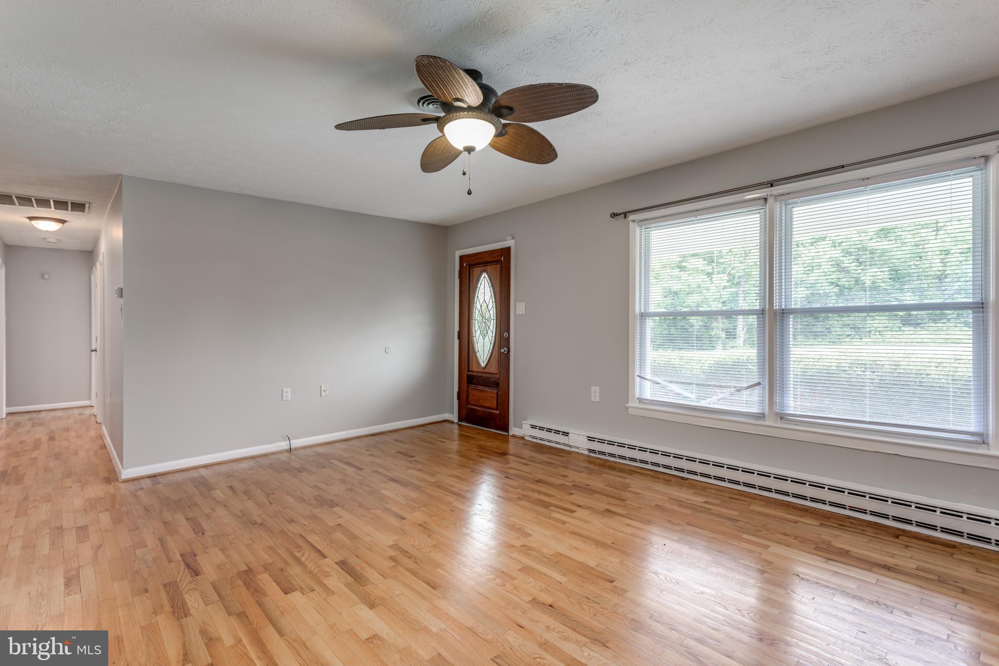 102 Highlander Road Stephens City, VA 22655 - Photo 7 of 40 Living Roon