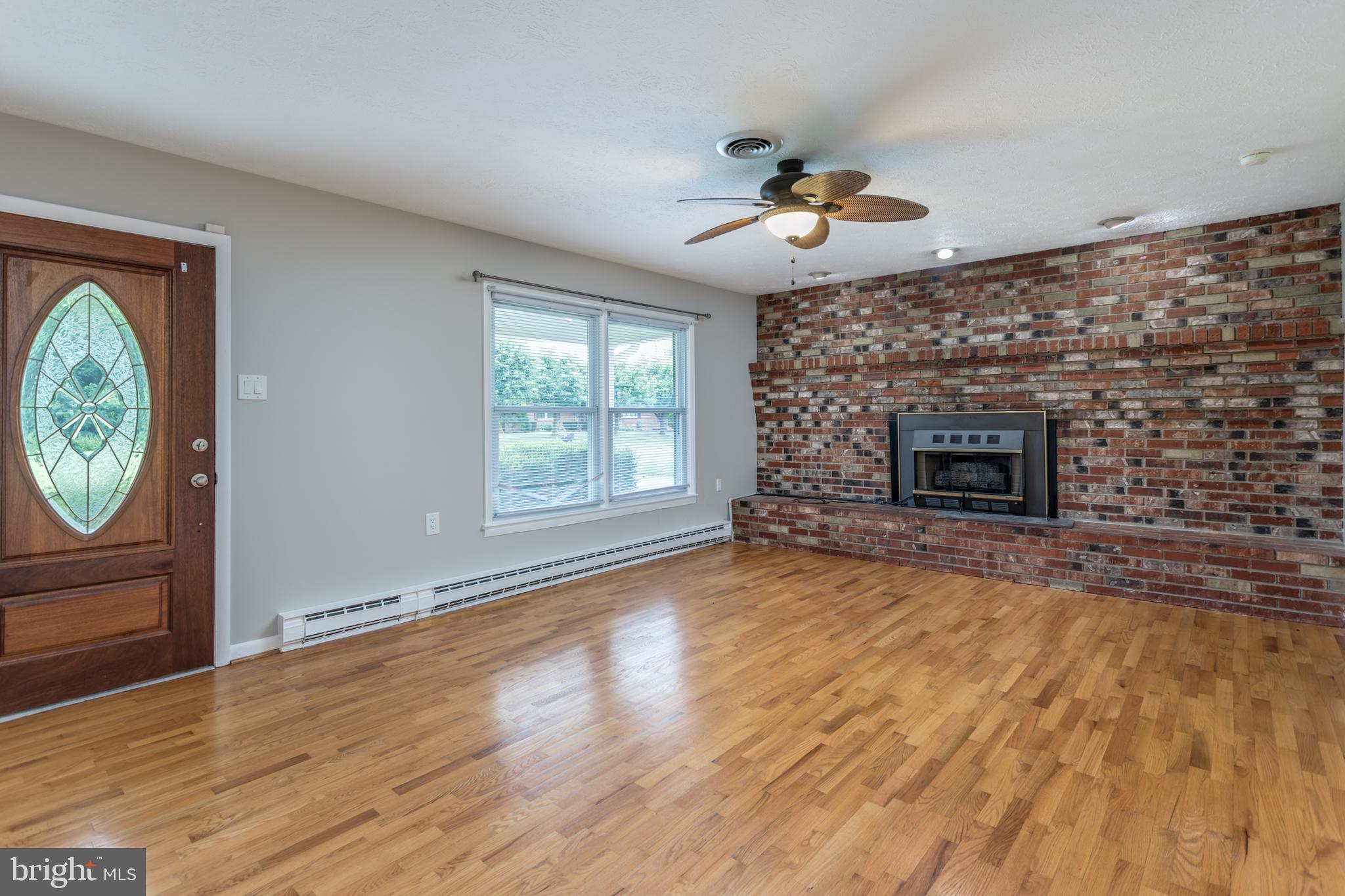 102 Highlander Road Stephens City, VA 22655 - Photo 8 of 40 Living Room w/fireplace