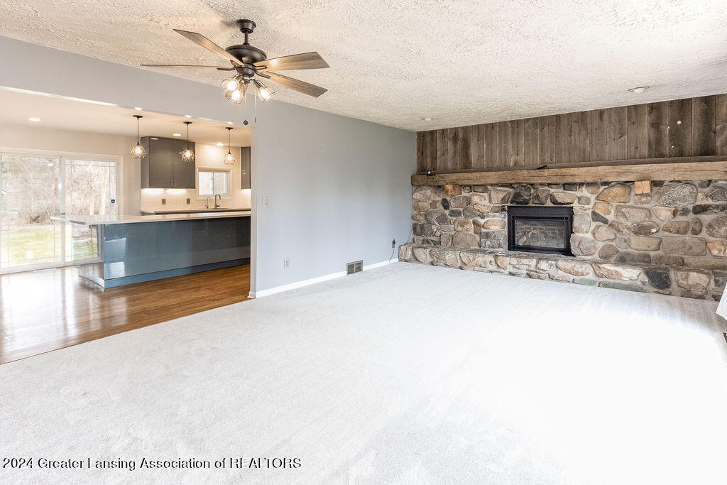 498 PIPER RD. Living room