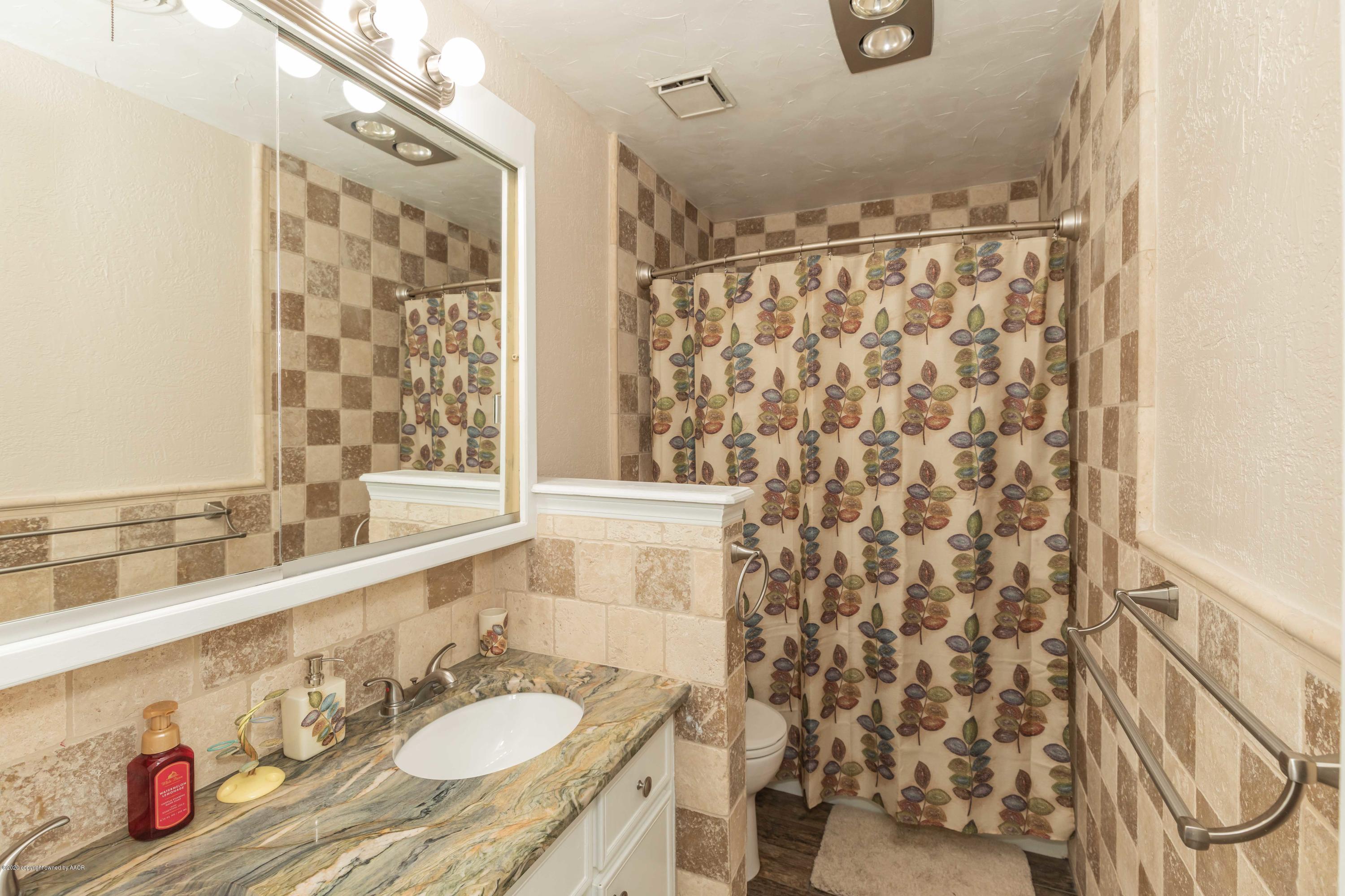 5204 Susan Drive Amarillo, TX 79110 - Photo 23 of 34 BATHROOM 2 VIEW 1