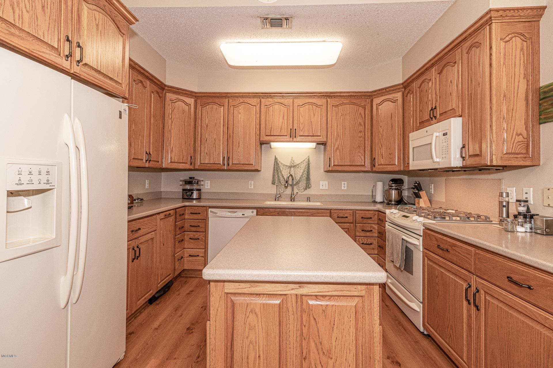 4913 Ridgewood Drive Moss Point, MS 39563 - Photo 8 of 37 Kitchen 1.1