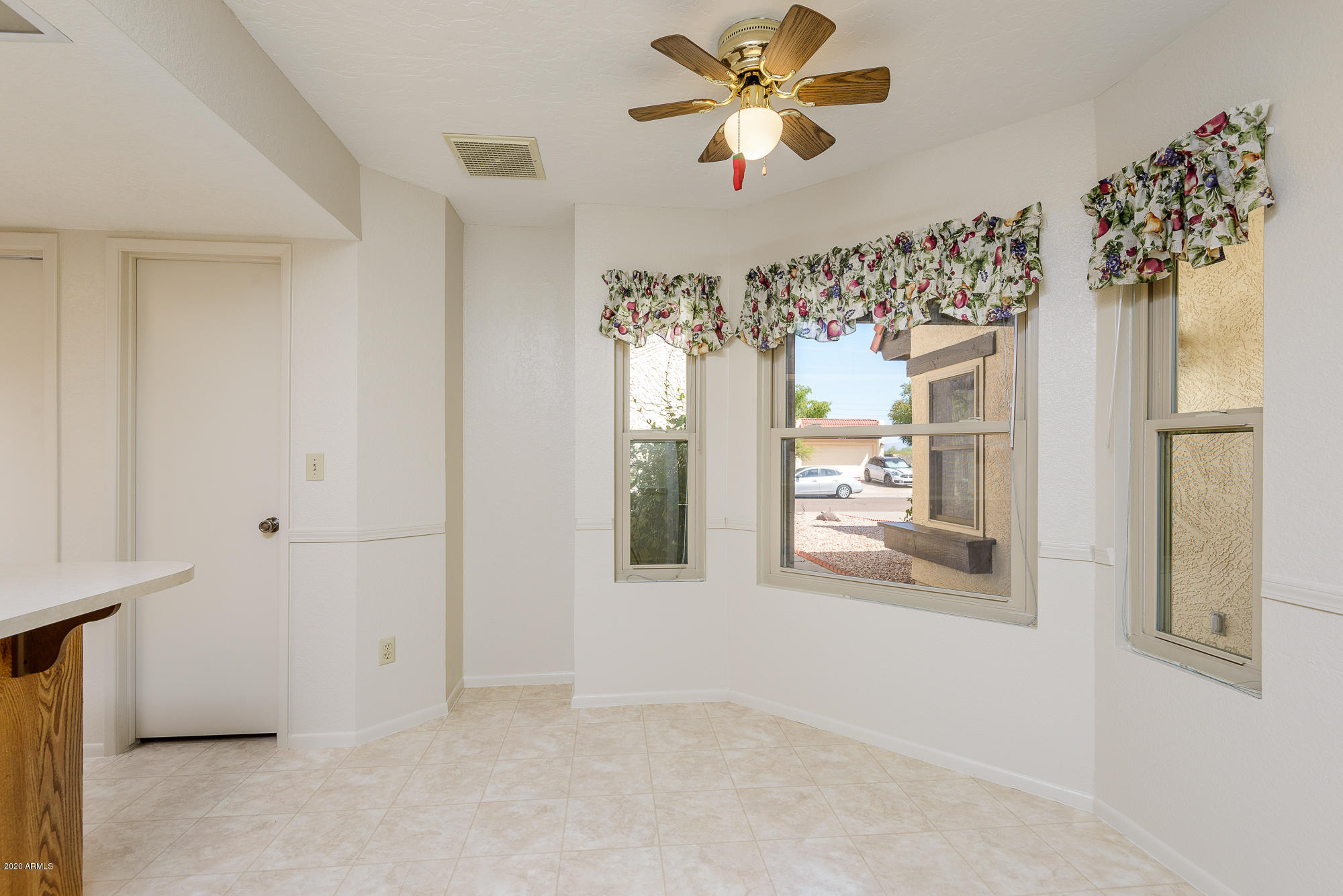 2539 East Wagoner Road Phoenix, AZ 85032 - Photo 7 of 26 Wonderful Kitchen Breakfast Nook!