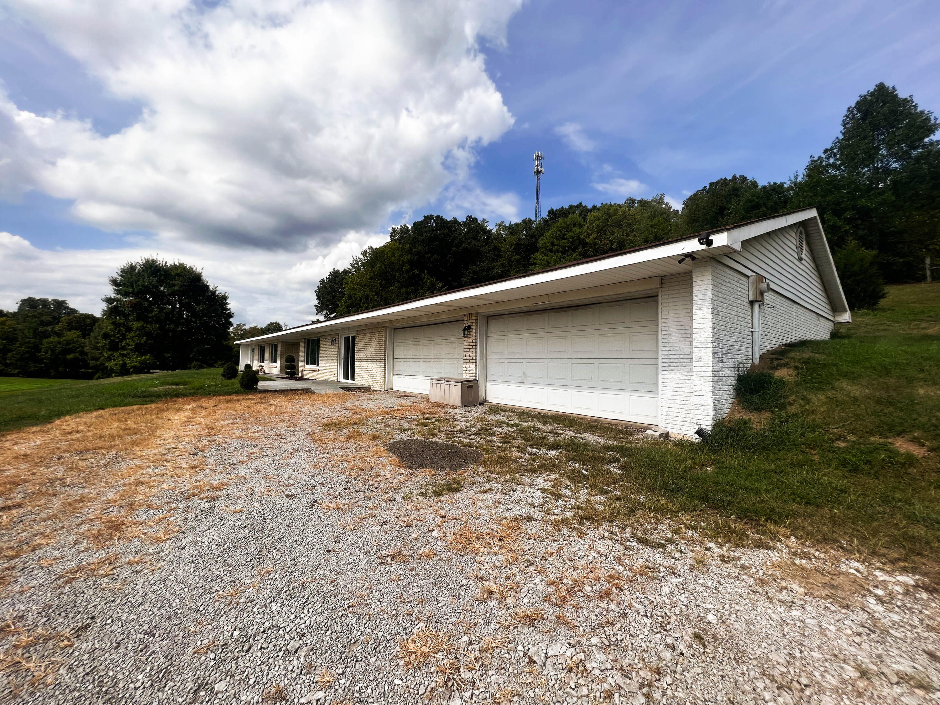 11705 Irvine Road Winchester, KY 40391 - Photo 6 of 26 372912621_599996028754358_38059661845844