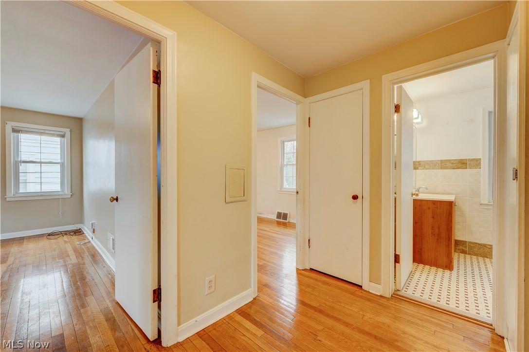 1163 Haselton Road Cleveland Heights, OH 44121 - Photo 15 of 34 Upstairs hallway