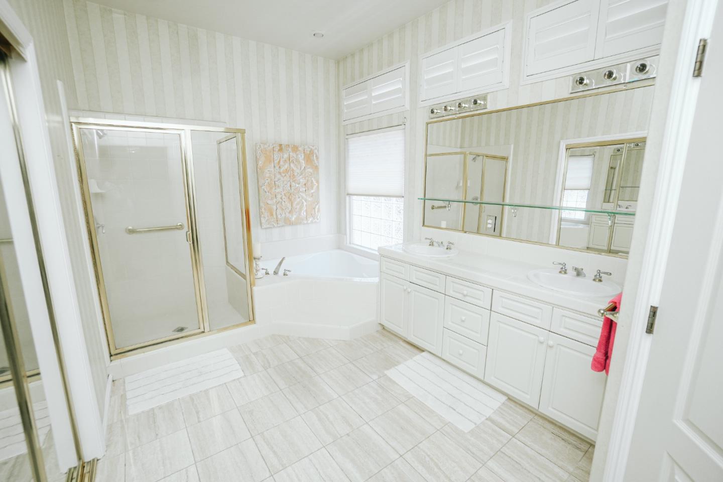 4609 Vía Fiori Modesto, CA 95357 - Photo 22 of 44 a bathroom with a tub sink and mirror