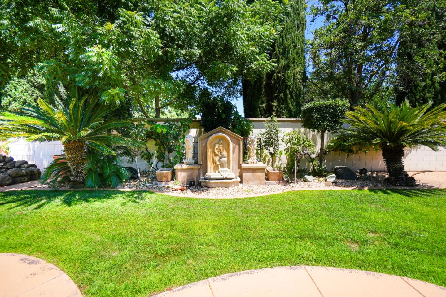 4609 Vía Fiori Modesto, CA 95357 - Photo 39 of 44 a backyard of a house with table and chairs plants and large tree