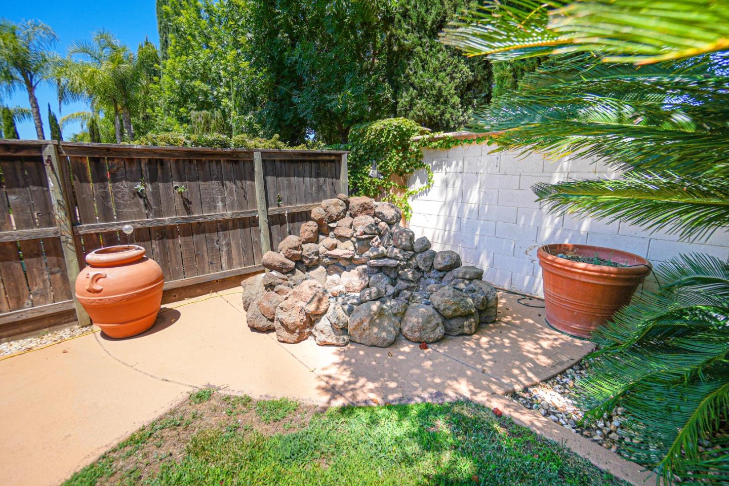 4609 Vía Fiori Modesto, CA 95357 - Photo 44 of 44 a view of a backyard of the house with table and chairs potted plants and large tree