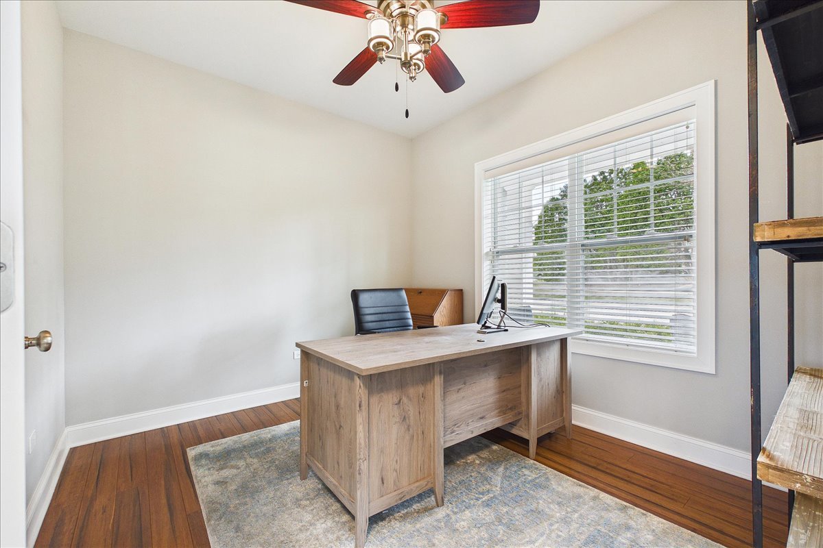 811 Michigan Street Wheaton, IL 60187 - Photo 4 of 33 a view of workspace with a window