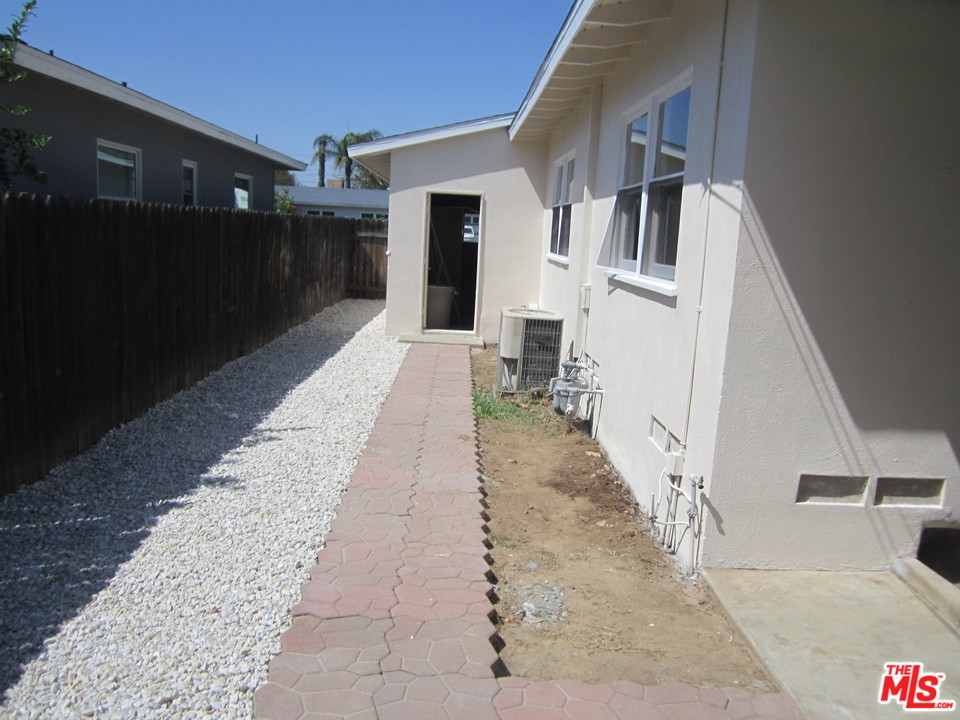 4876 Beatty Drive Riverside, CA 92506 - Photo 3 of 28