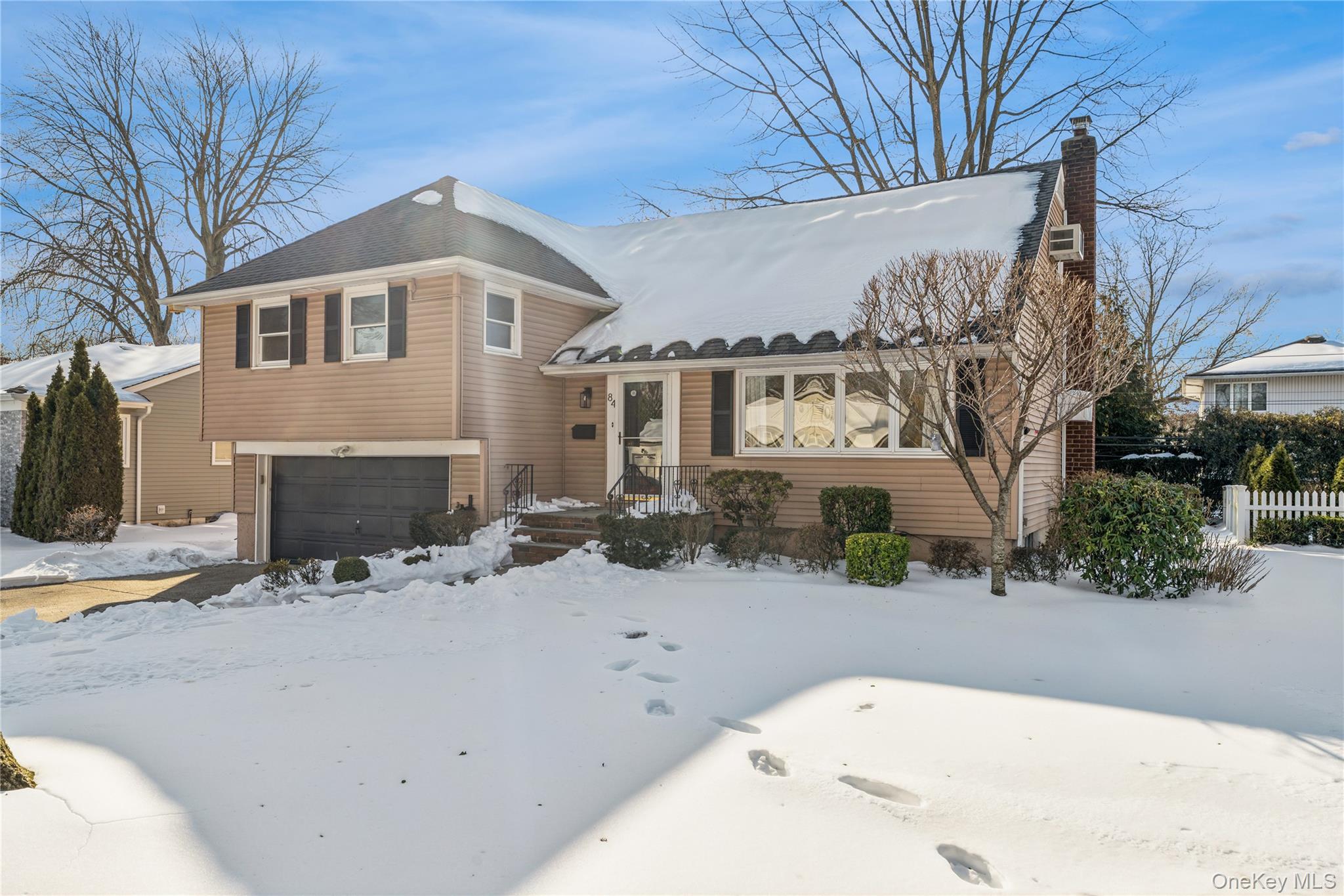 84 Russell Road Garden City, NY 11530 - Photo 3 of 26