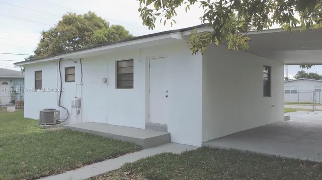 a view of a house with backyard