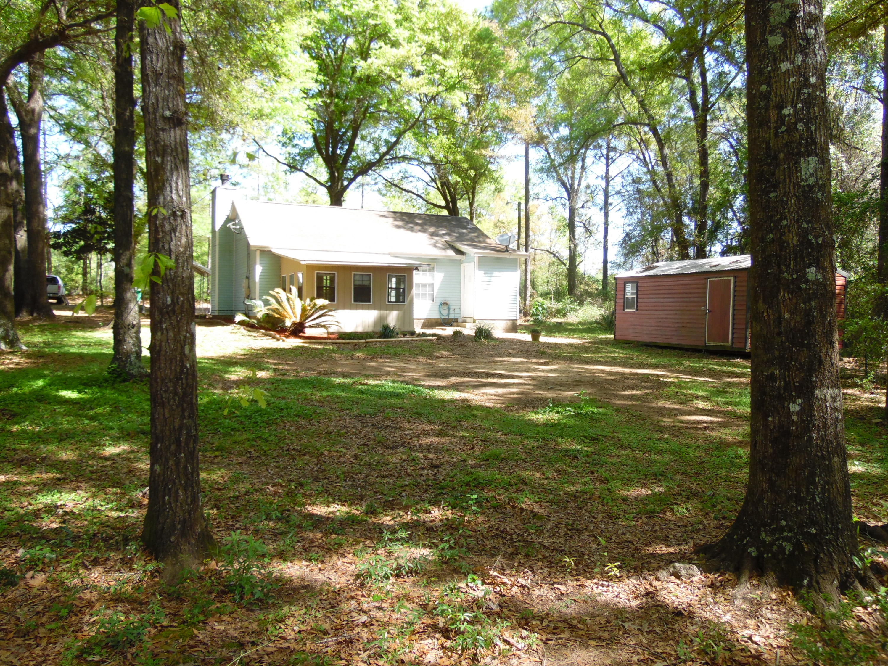 2580 Kingston Road Crestview, FL 32536 - Photo 17 of 20 a backyard of a house with table and chairs
