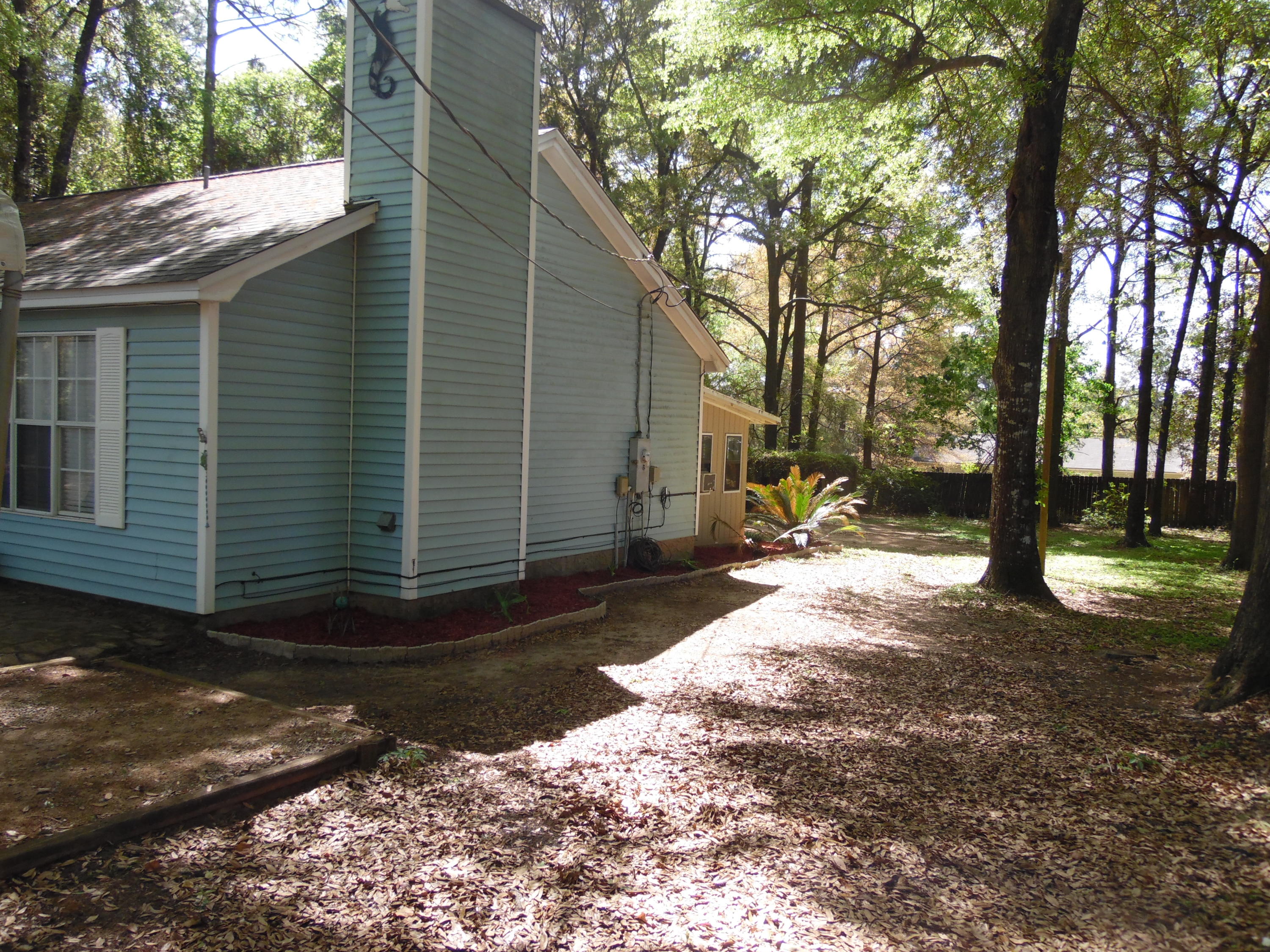 2580 Kingston Road Crestview, FL 32536 - Photo 18 of 20 a view of a house with a yard