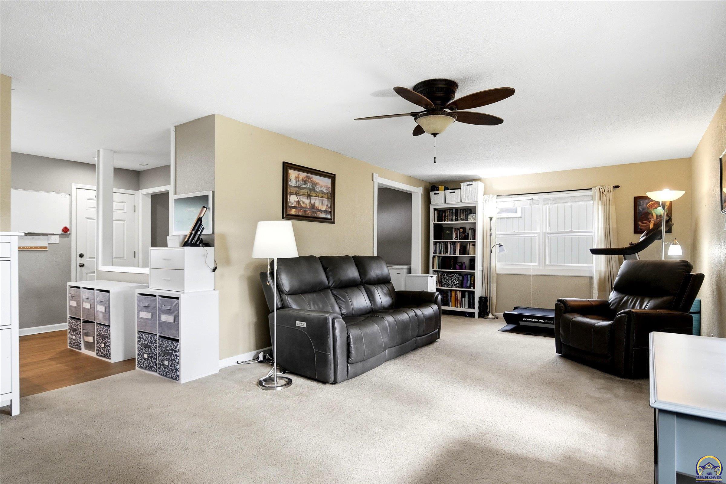 2543 Southwest Kent Street Topeka, KS 66614 - Photo 3 of 38