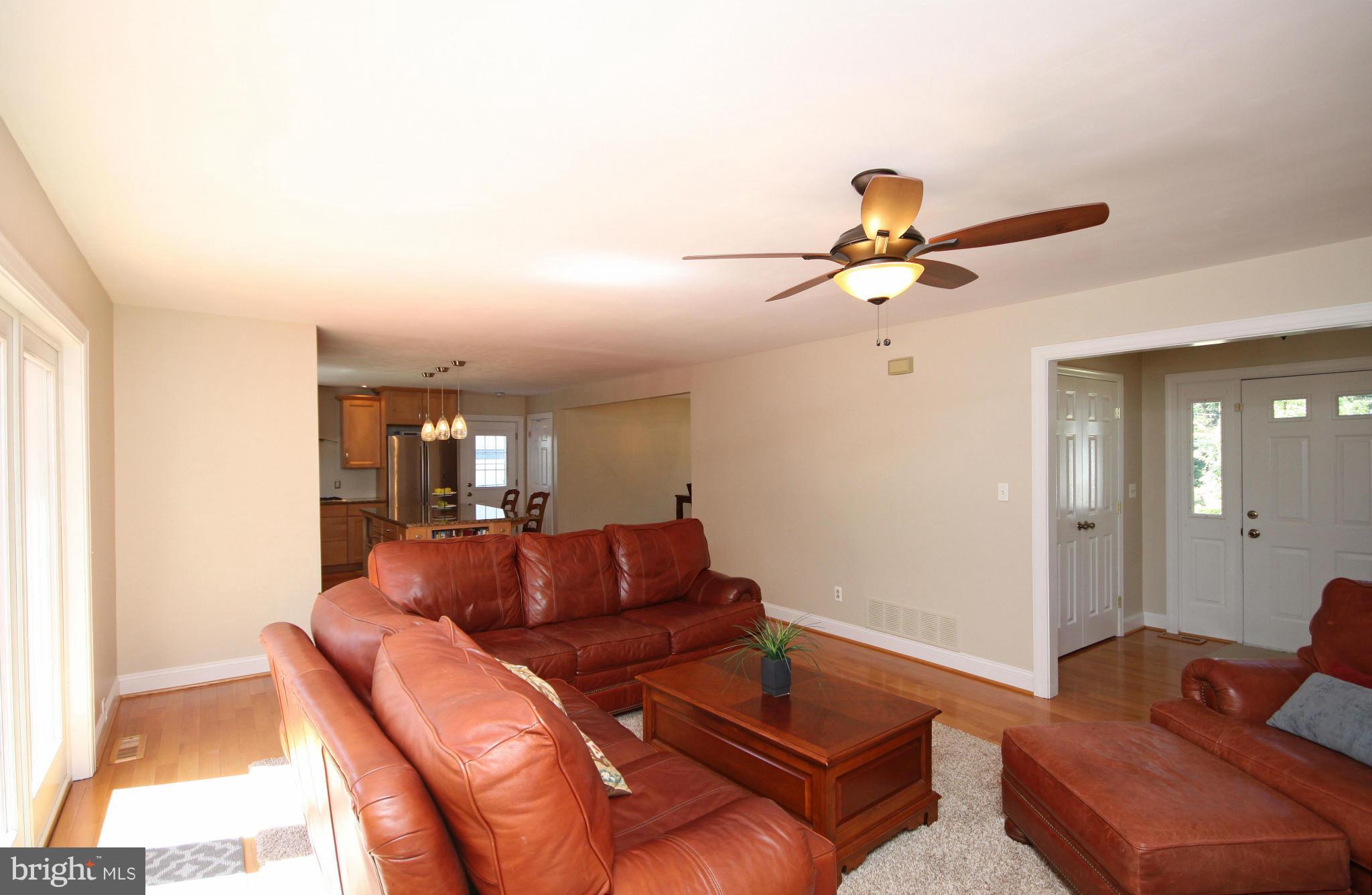 28 Sheridan Road Arnold, MD 21012 - Photo 8 of 30 Living Room
