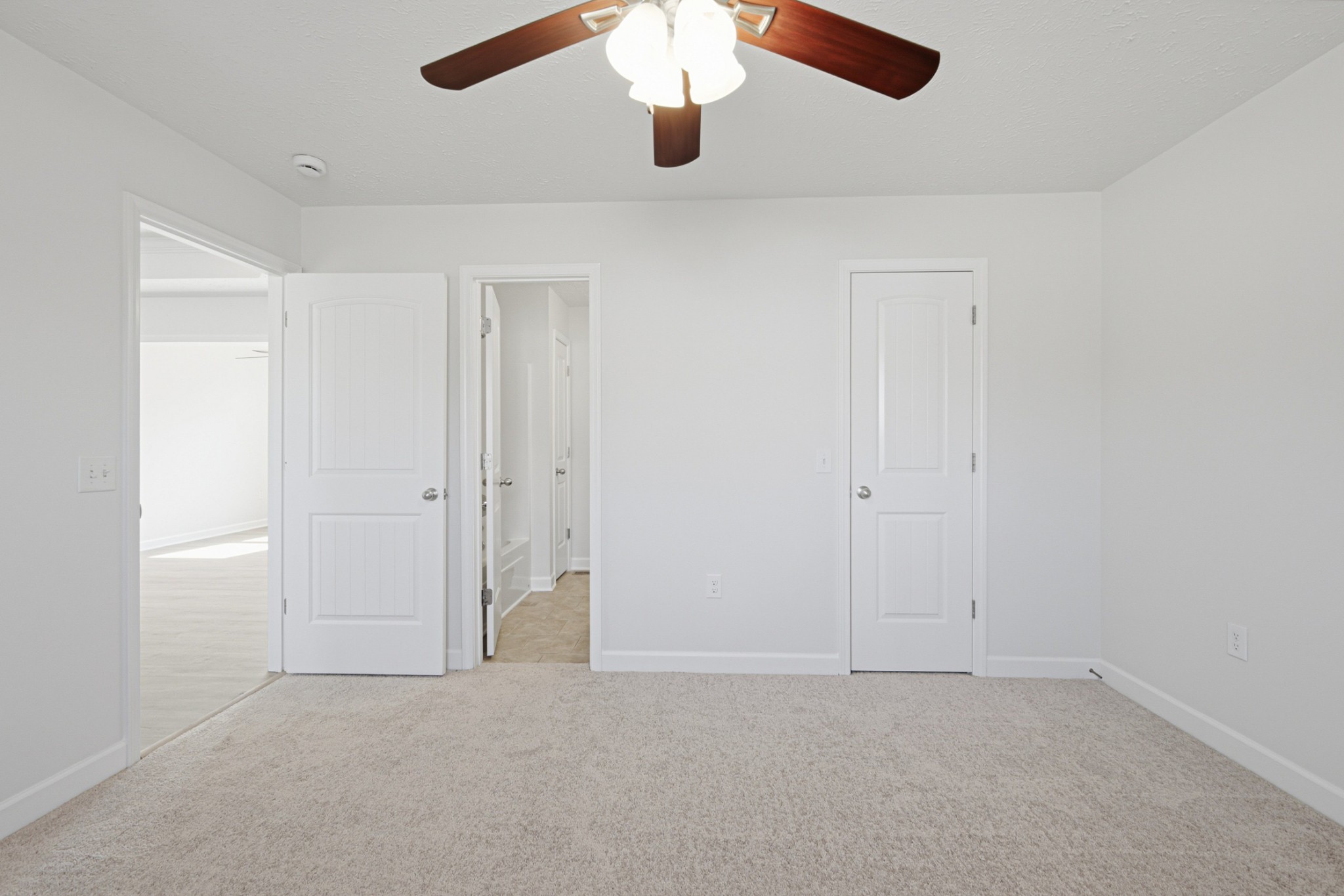 91 Creek Chase Road Manchester, TN 37355 - Photo 4 of 30 an empty room with windows and ceiling fan