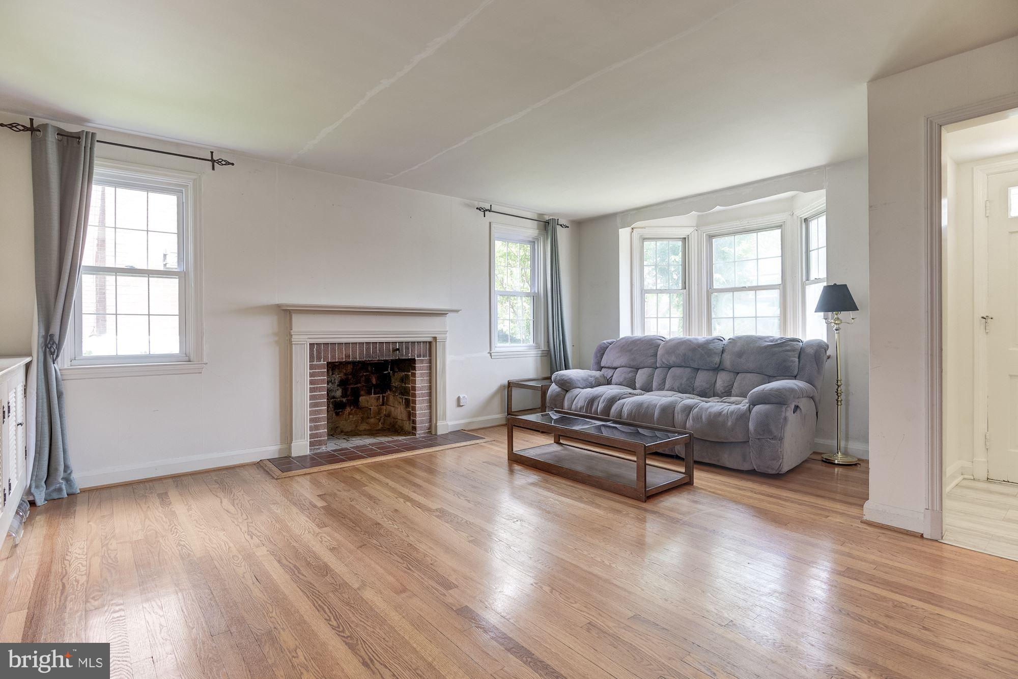 318 Lambeth Road Baltimore, MD 21228 - Photo 5 of 28 Living Room