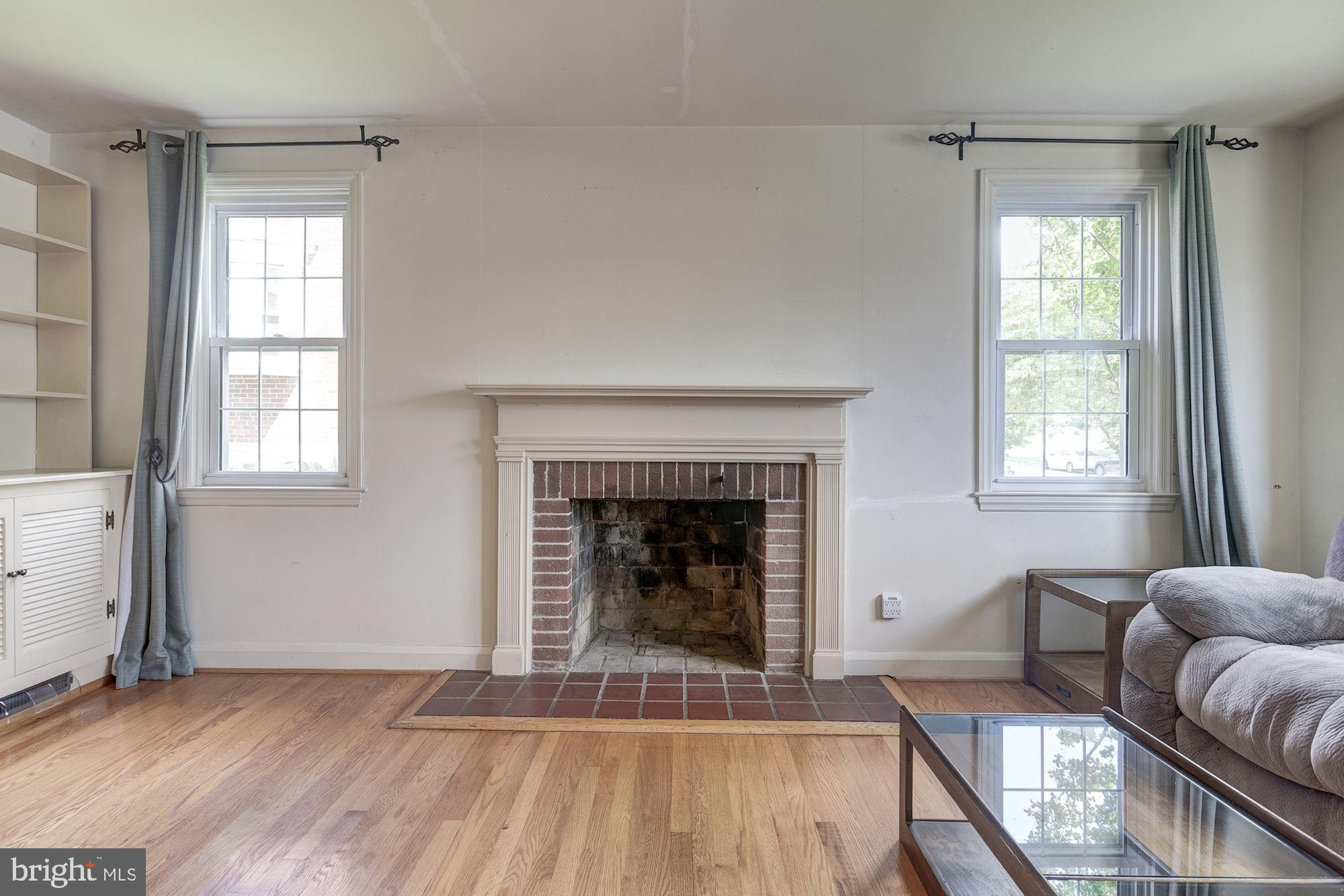 318 Lambeth Road Baltimore, MD 21228 - Photo 6 of 28 Living Room