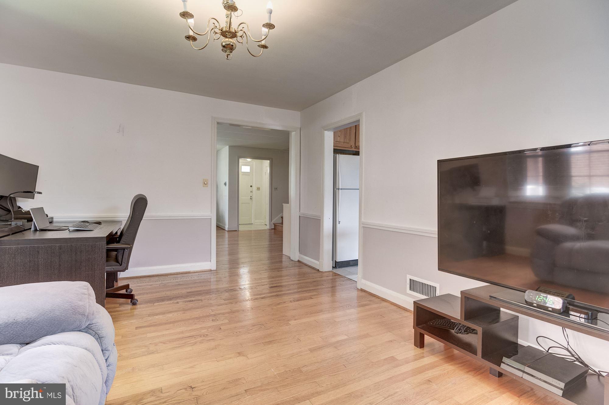 318 Lambeth Road Baltimore, MD 21228 - Photo 8 of 28 Dining Room