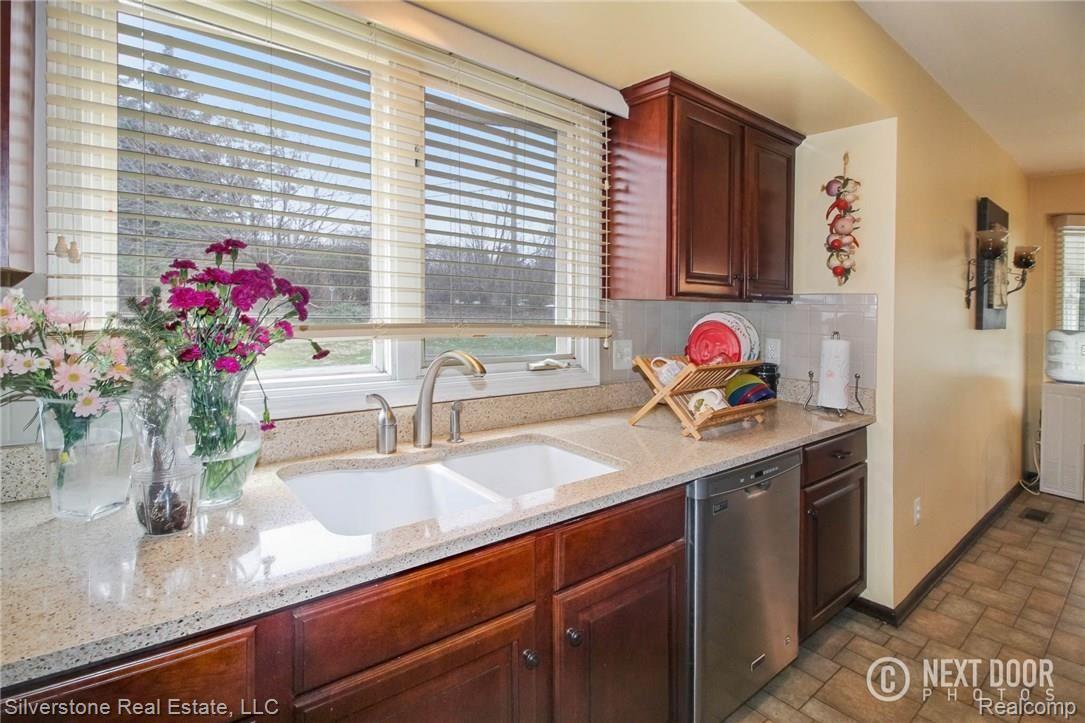 3327 Paddington Court Rochester, MI 48309 - Photo 12 of 41 IMG_7722Blended.jpg