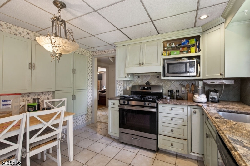 364 Acacia Road Scotch Plains, NJ 07076 - Photo 15 of 30