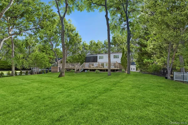 a view of a house with backyard and garden
