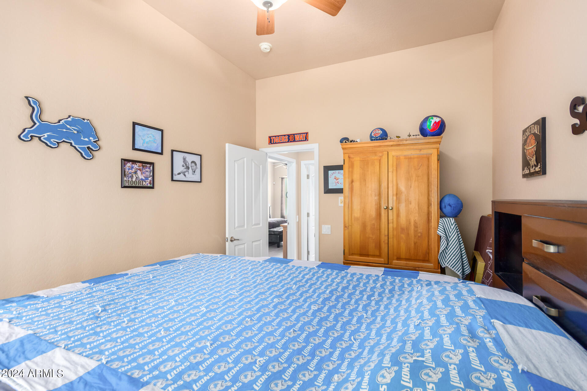 6786 Gelding Lane Coolidge, AZ 85128 - Photo 33 of 39 a bedroom with a bed and a table