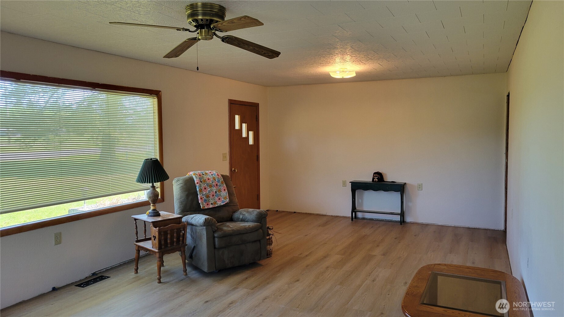 1296 Highway 12 Chehalis, WA 98532 - Photo 5 of 33 a living room with furniture and a window