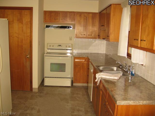 361 Abbyshire Road Akron, OH 44319 - Photo 15 of 25 KITCHEN - DOOR IS STAIRS TO ATTACHED GARAGE - MECHANICALS - LAUNDRY