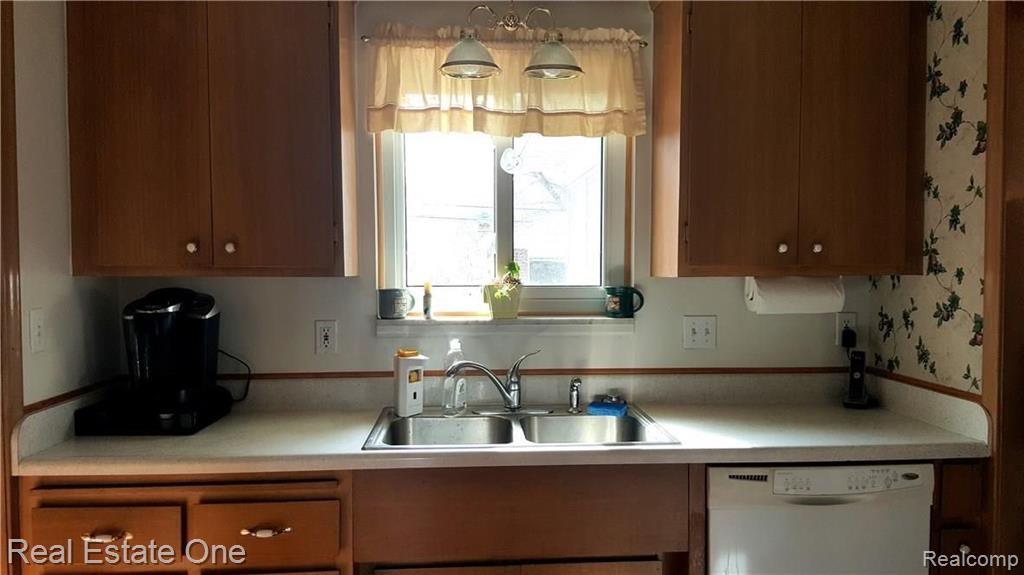 27667 Jean Road Warren, MI 48093 - Photo 14 of 26