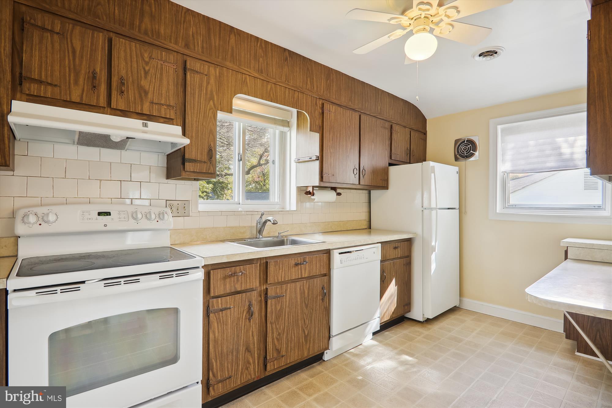 2205 Prichard Road Silver Spring, MD 20902 - Photo 10 of 37 Bright Kitchen