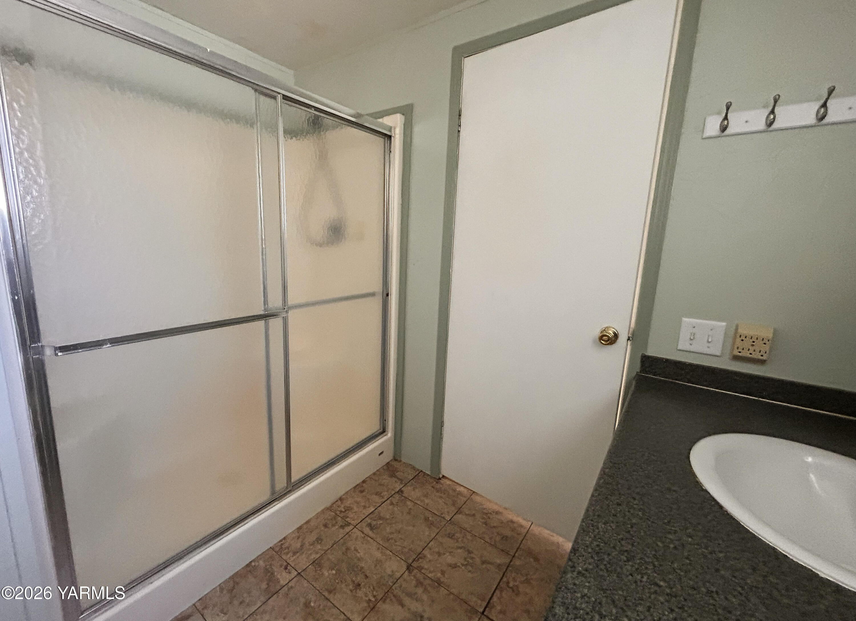 2205 Butterfield Road, Unit 75 Yakima, WA 98901 - Photo 9 of 19 Primary Bathroom