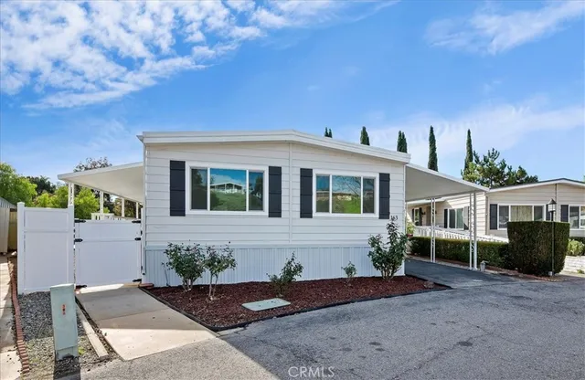a view of a house with backyard