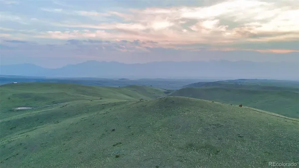 a sign that is sitting on a brick wall