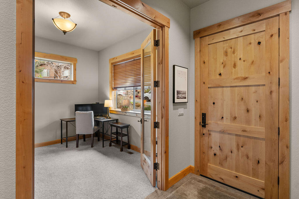 60511 Snap Shot Loop Bend, OR 97702 - Photo 23 of 34 Entry & Office