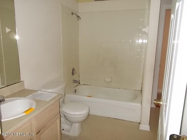 938 Cherry Point Way Jacksonville, FL 32218 - Photo 12 of 34 a bathroom with a toilet and a bathtub