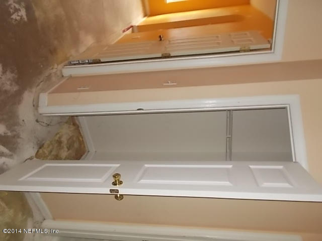 938 Cherry Point Way Jacksonville, FL 32218 - Photo 17 of 34 a view of a bathtub in a bathroom