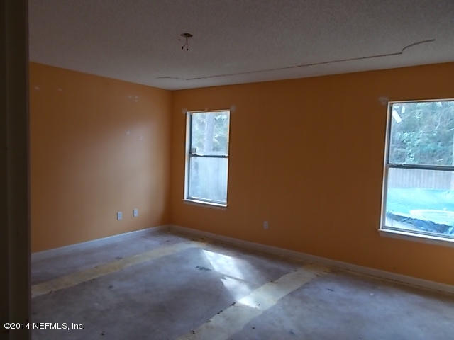 938 Cherry Point Way Jacksonville, FL 32218 - Photo 18 of 34 an empty room with windows