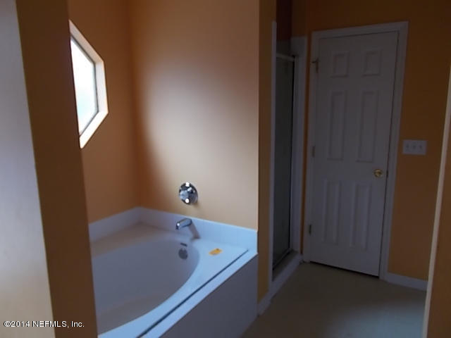 938 Cherry Point Way Jacksonville, FL 32218 - Photo 20 of 34 a bathroom with a bathtub and window