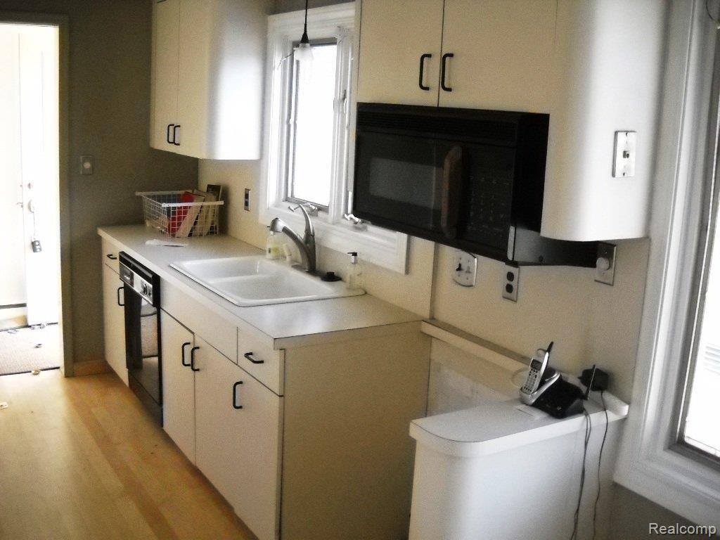 3758 Terrybrook Road West Bloomfield, MI 48322 - Photo 6 of 12 Kitchen(2)