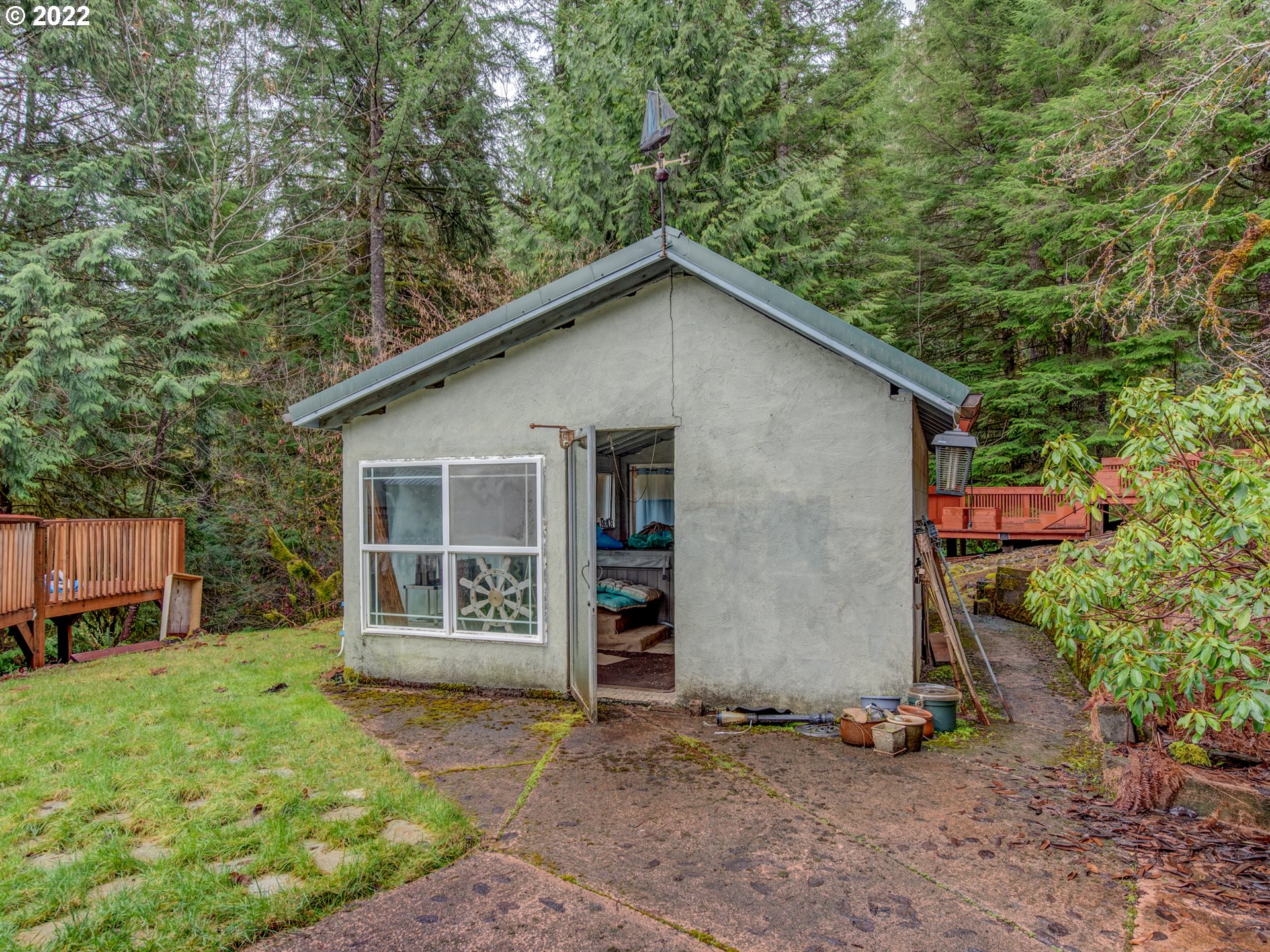36586 Parsons Creek Road Springfield, OR 97478 - Photo 28 of 31 Hot Tub