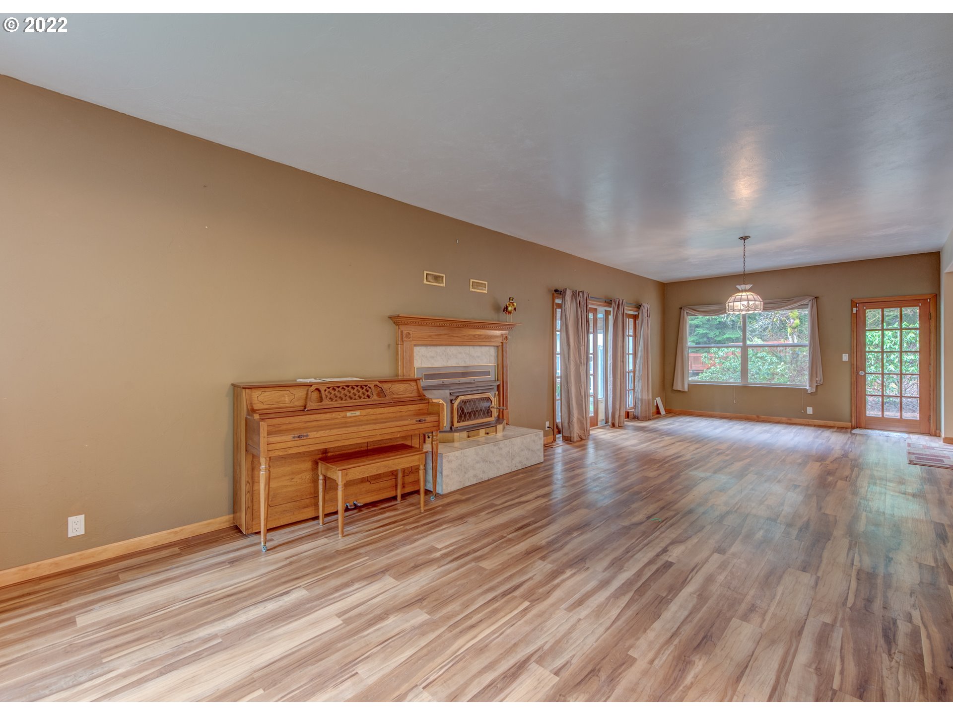 36586 Parsons Creek Road Springfield, OR 97478 - Photo 4 of 31 Living Room