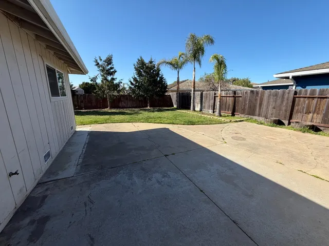 a view of a backyard patio and entertaining space