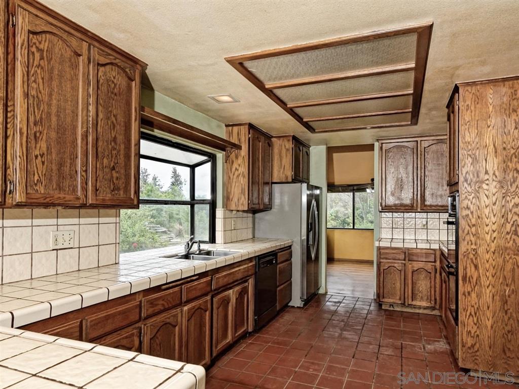 1365 Ryan Ridge Road El Cajon, CA 92021 - Photo 2 of 25