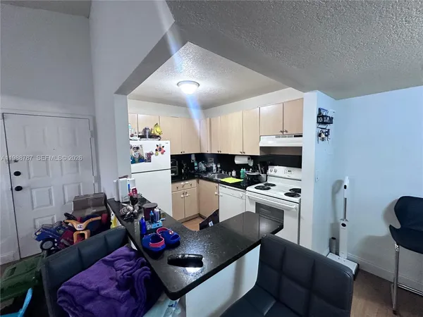 $1,750 | 7220 Northwest 179th Street, Unit 206, Hialeah, FL 33015