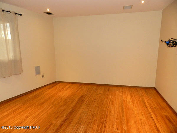 171 Salisbury Road Bushkill, PA 18324 - Photo 14 of 31 LL Family Room