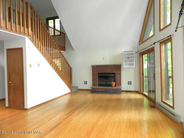 171 Salisbury Road Bushkill, PA 18324 - Photo 2 of 31 Living/Dining w/view of Loft