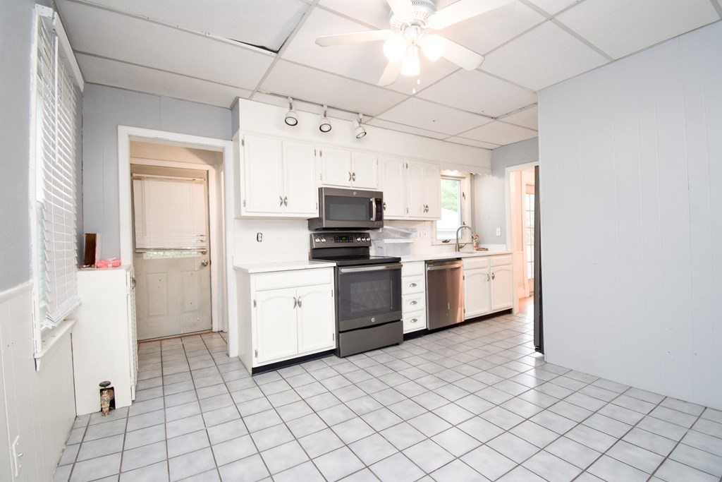 23 Castle Street Springfield, MA 01118 - Photo 15 of 31