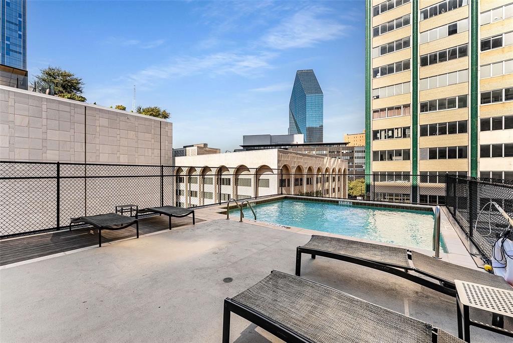 1505 Elm Street, Unit 1003 Dallas, TX 75201 - Photo 18 of 20 a view of a balcony with chairs